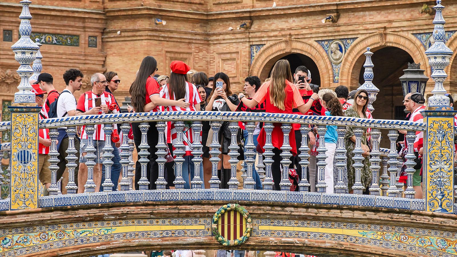 Ambientazo en Sevilla con las aficiones del Athletic y el Mallorca en la final de la Copa del Rey