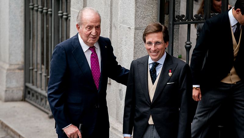 El rey emérito reaparece en Madrid en la boda de Almeida