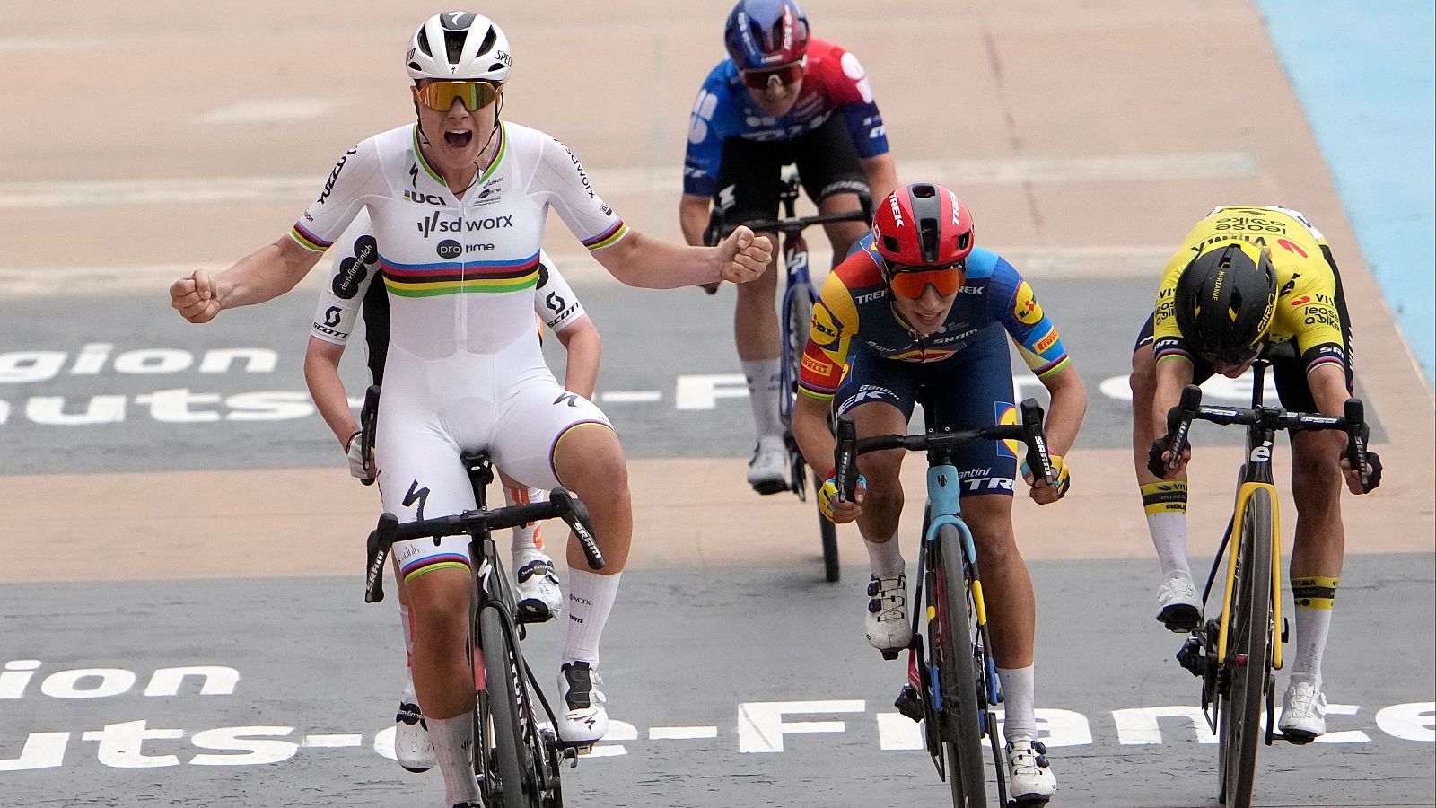 París Roubaix 2024 | Lotte Kopecky logra la victoria al sprint - Ciclismo | Ver