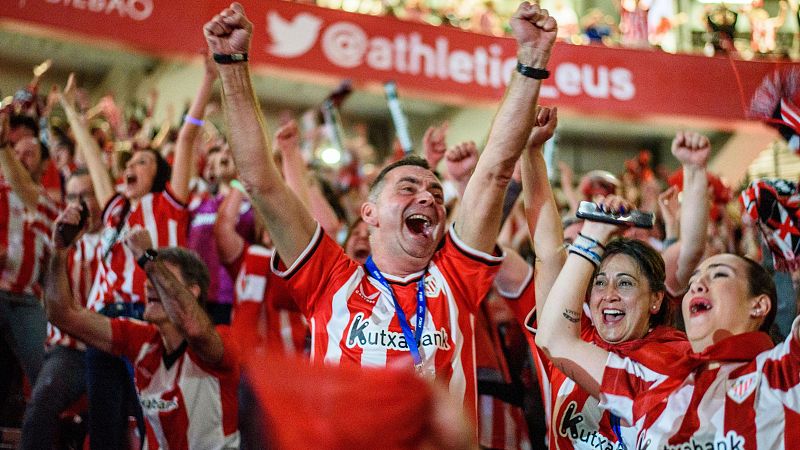 La afición del Athletic hace retumbar su himno en La Cartuja