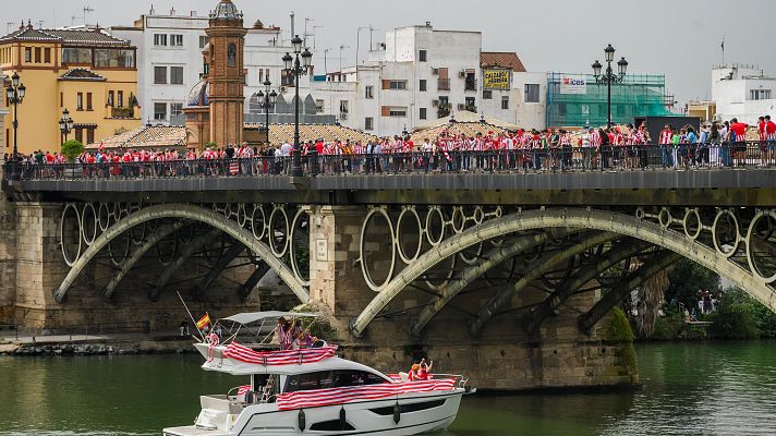 Aficionados del Athletic improvisan una gabarra en el Guadalquivir