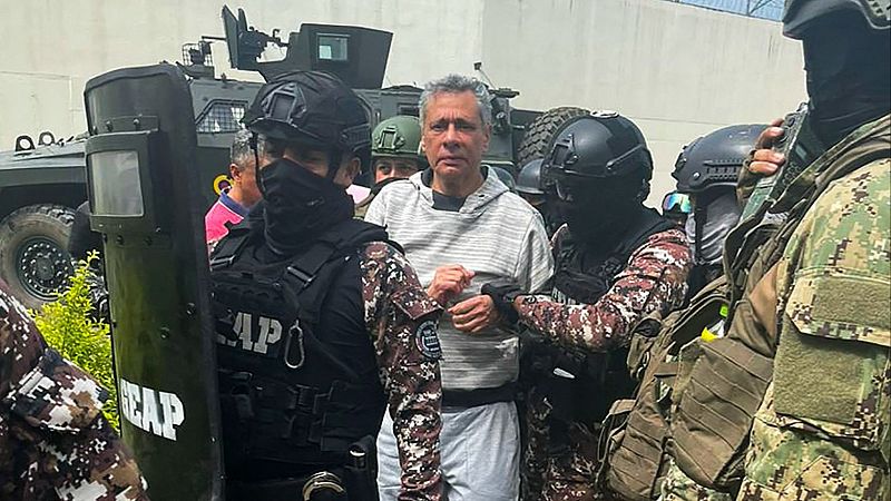 El exvicepresidente ecuatoriano Jorge Glas ingresa en la prisión de La Roca de Guayaquil