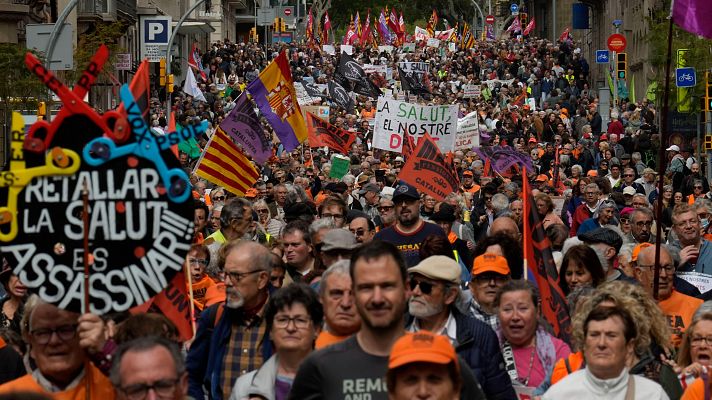 Miles de personas marchan en defensa de la sanidad pública