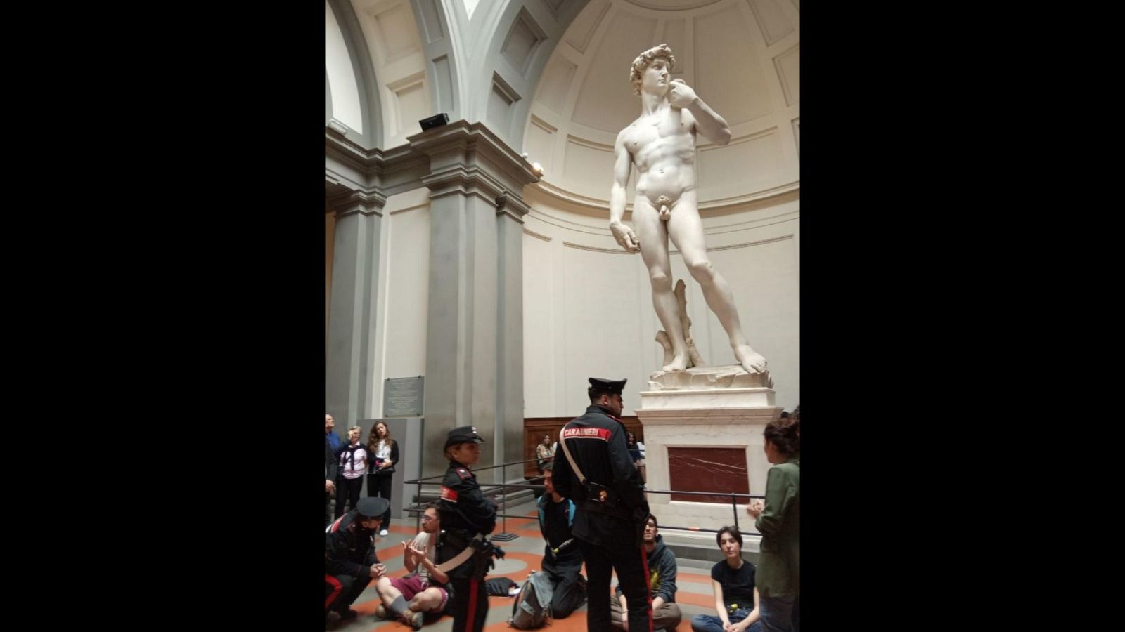 Activistas climáticos se encadenan al 'David' de Miguel Ángel - Fin de semana 24h | Ver