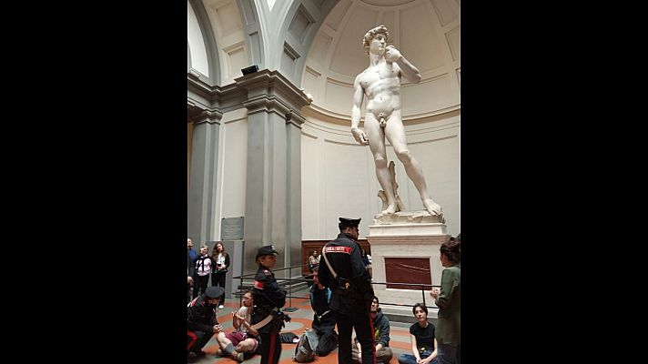 Fin de semana 24h - Activistas contra el cambio climático se encadenan al 'David' de Miguel Ángel