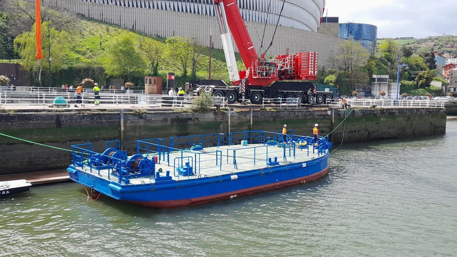 La gabarra ya flota sobre la ría de Bilbao para celebrar la Copa | Ver