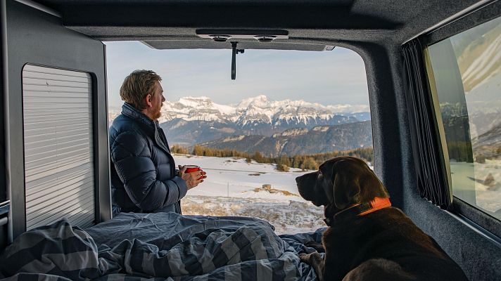 Telediario 1 - Trabajadores nómadas con problemas de vivienda: viven en furgonetas o caravanas por los altos alquileres