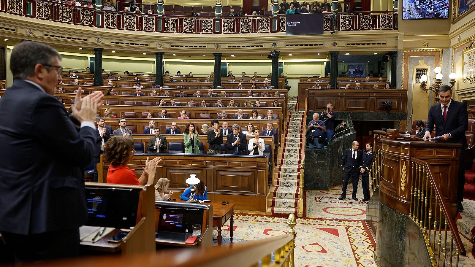 Sánchez denuncia la "cascada de fango" de la oposición y Feijóo le pide que "deje de sacrificar los intereses de España"