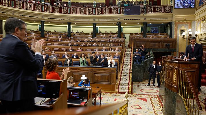 Sánchez denuncia una "cascada de fango" de la oposición y Feijóo le pide que "deje de sacrificar los intereses de España" por los "personales"