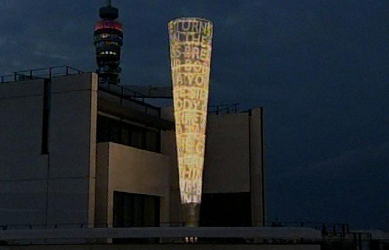 La sede de la BBC de Londres ha inaugurado una gran escultura de cristal en homenaje a todos los periodistas muertos ejerciendo su labor.