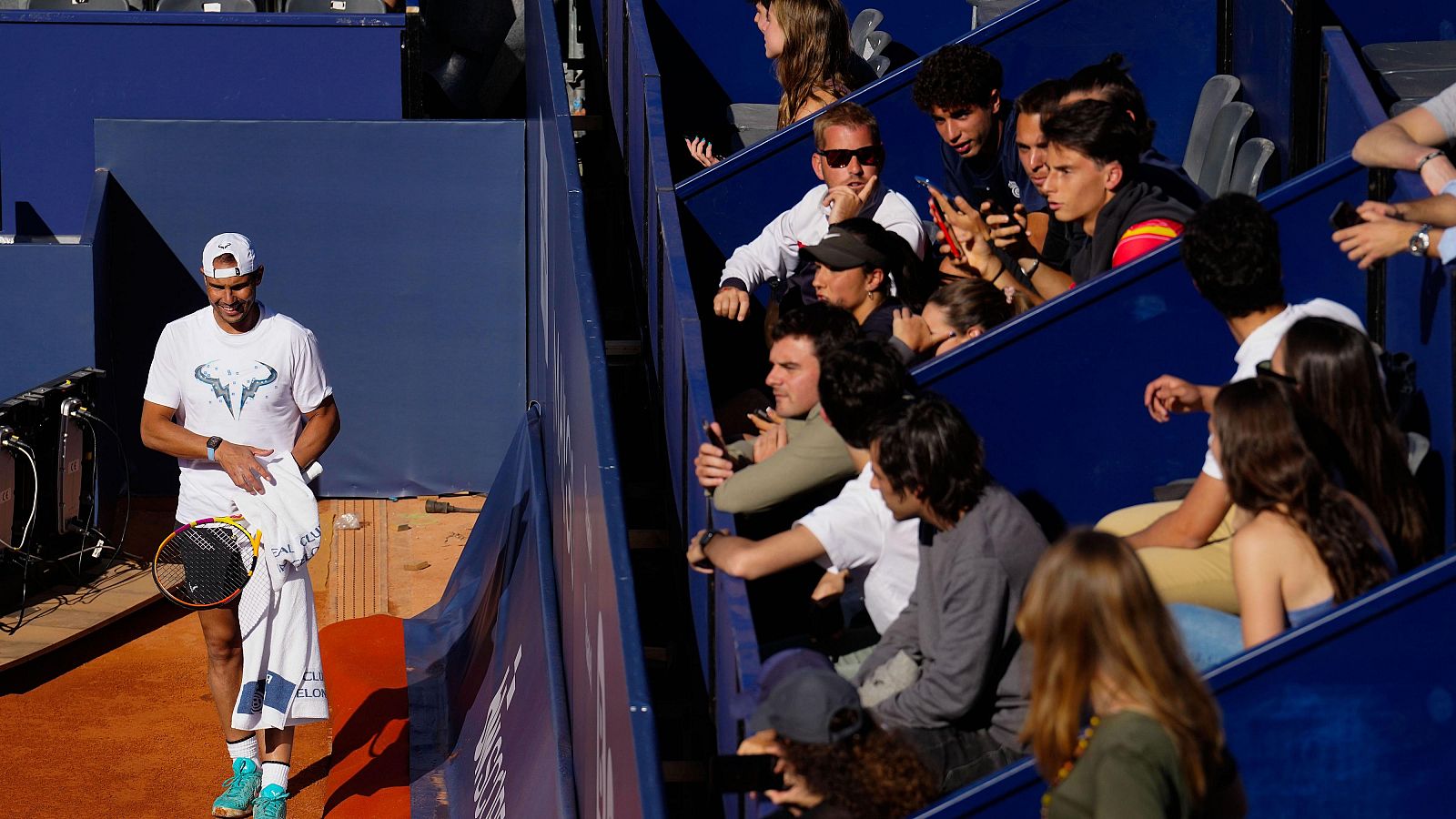 Nadal se entrena en el Godó arropado por un centenar de personas