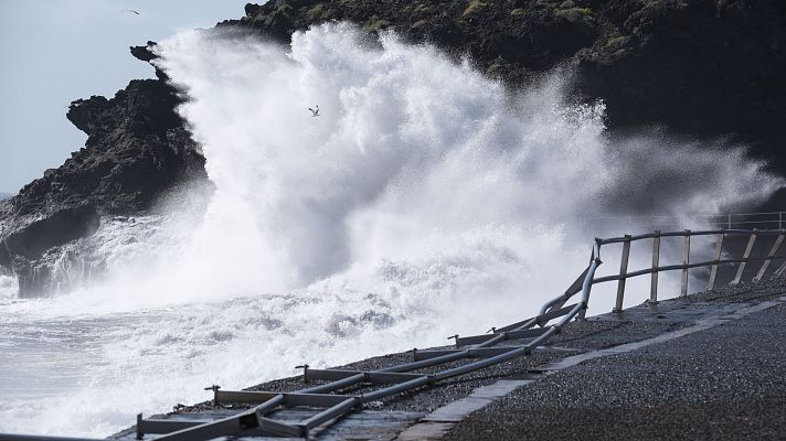 Telediario 2 - Fallece un turista al caer al mar en Tenerife mientras hacía fotografías