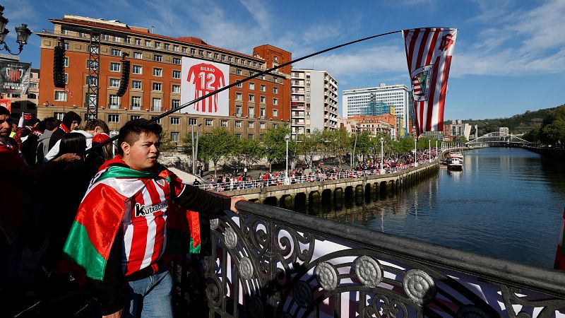 Miles de personas esperan ya el paso de la Gabarra por Bilbao
