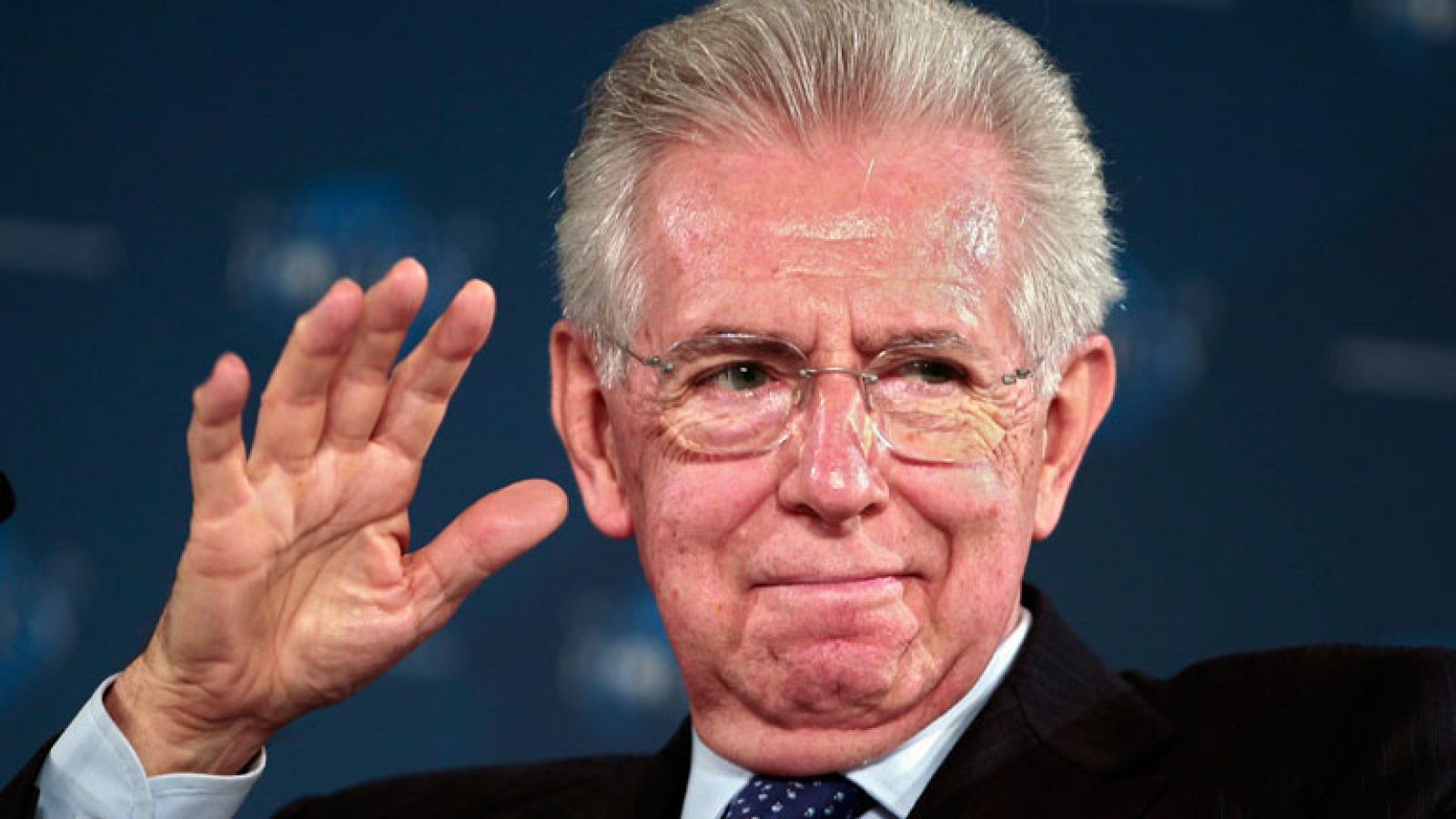 MONTI DIMITIRÁ EN ITALIA