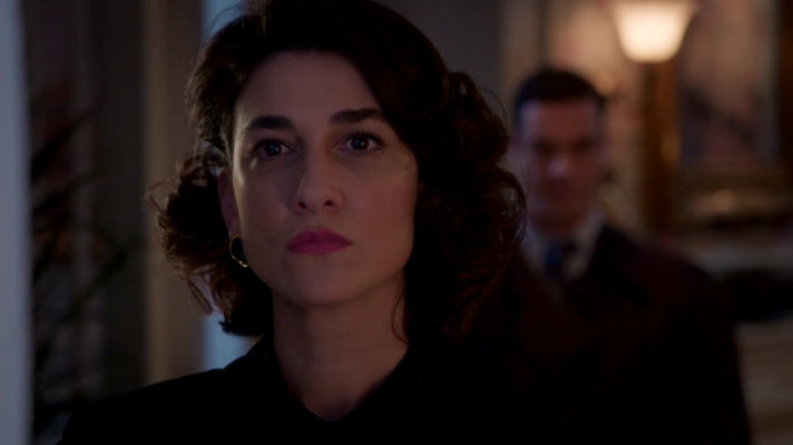 Salón de té La Moderna - Doña Carla ha contratado al detective de Íñigo y Matilde