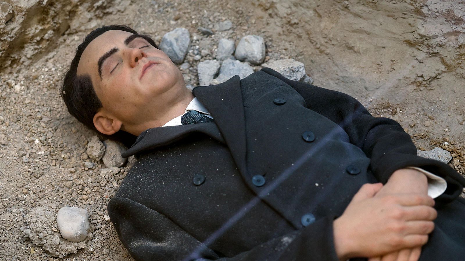 Una estatua hiperrealista de Lorca enterrado bajo una losa de cristal se expone en Madrid
