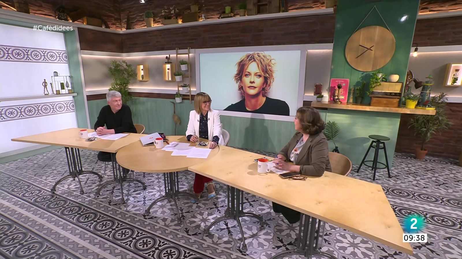 Gemma Nierga entrevista a Santiago Niño Becerra. Connectem amb la consellera Tània Verge. I el periodista Guillem Balagué presenta el llibre 'Capitans'