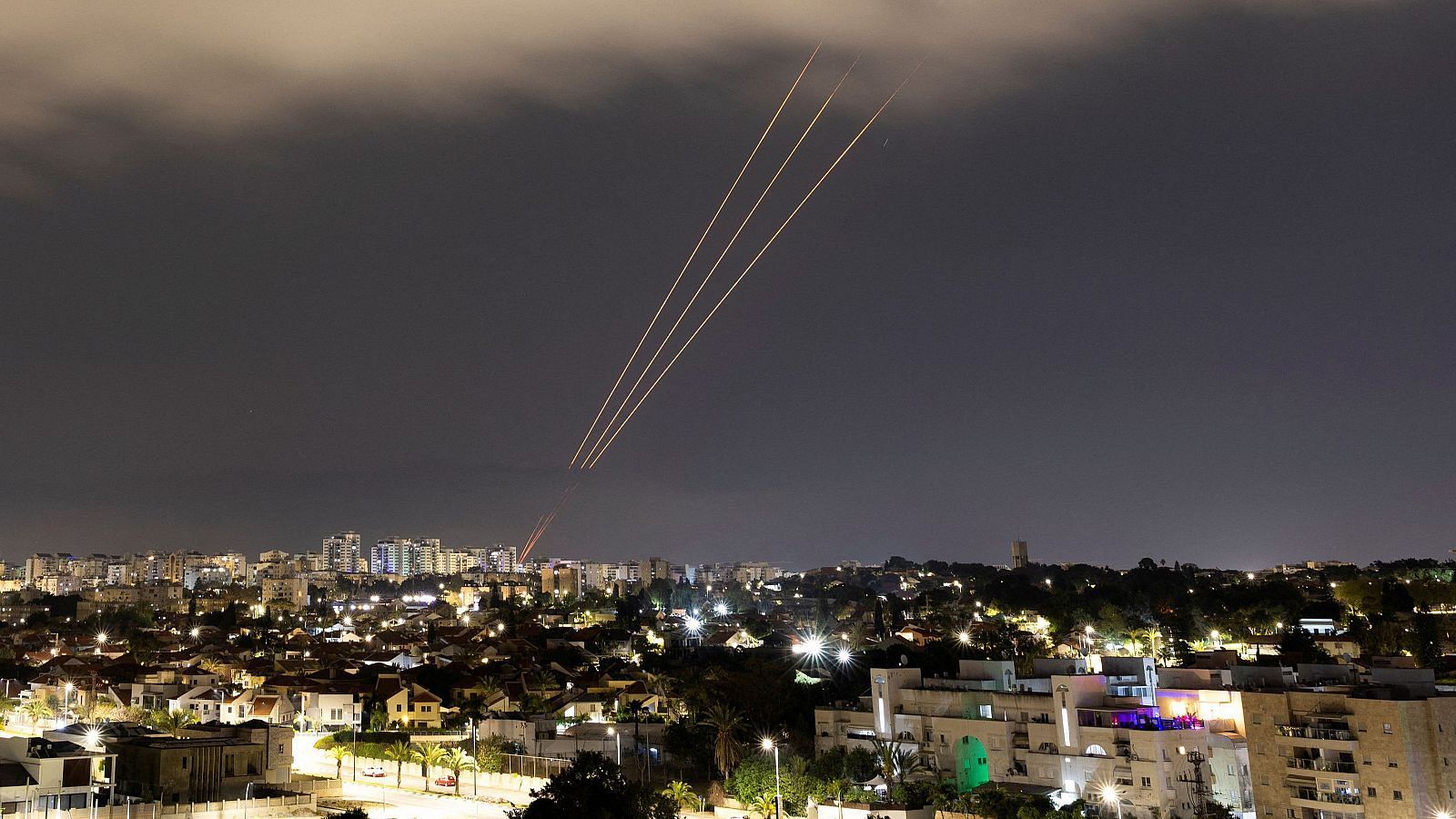 Irán cumple su amenaza y lanza un inédito ataque contra Israel con drones y misiles balísticos