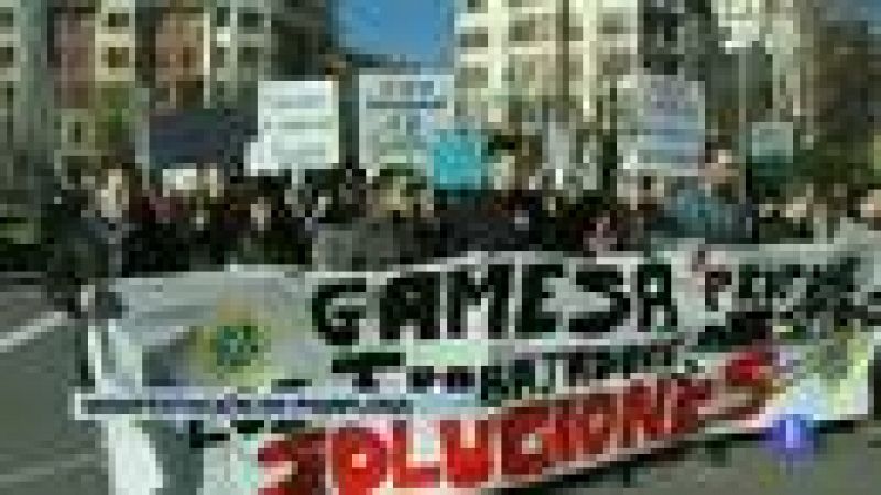 Cientos de personas se manifiestan contra el ERE de Gamesa en Pamplona