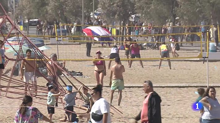 L'estiu d'abril reviu les terrasses de la costa