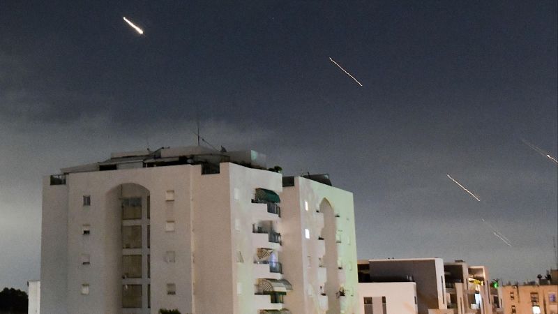Irán lanza el primer ataque directo contra territorio israelí con más de 300 drones y misiles