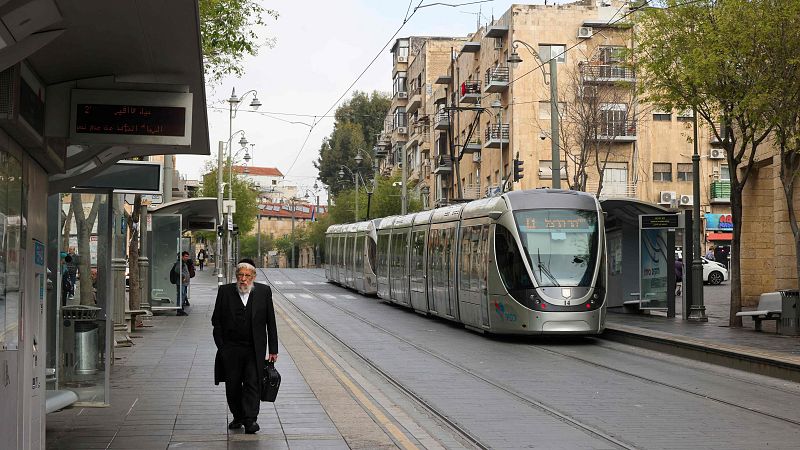 Las calles de Jerusalén amanecen más vacías que de costumbre, con la resaca del ataque de Irán