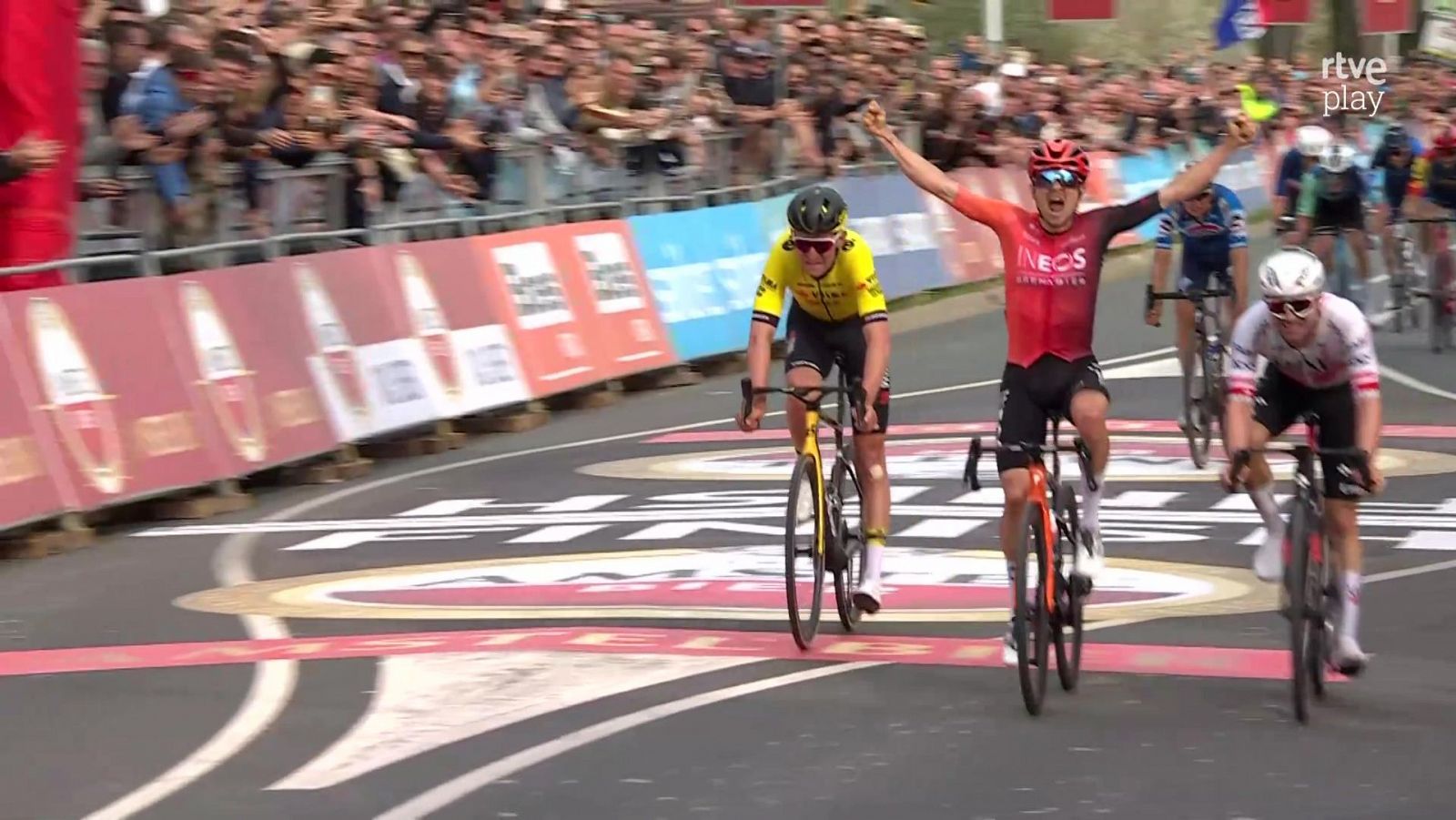 Tom Pidcock gana al sprint la Amstel Gold Race 2024