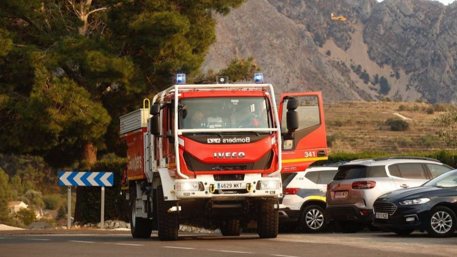 Los bomberos tratan de extinguir un incendio forestal en Tàrbena, Alicante