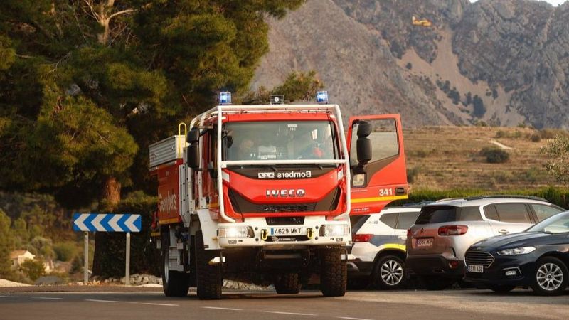 Los bomberos tratan de extinguir un incendio forestal en Trbena, Alicante