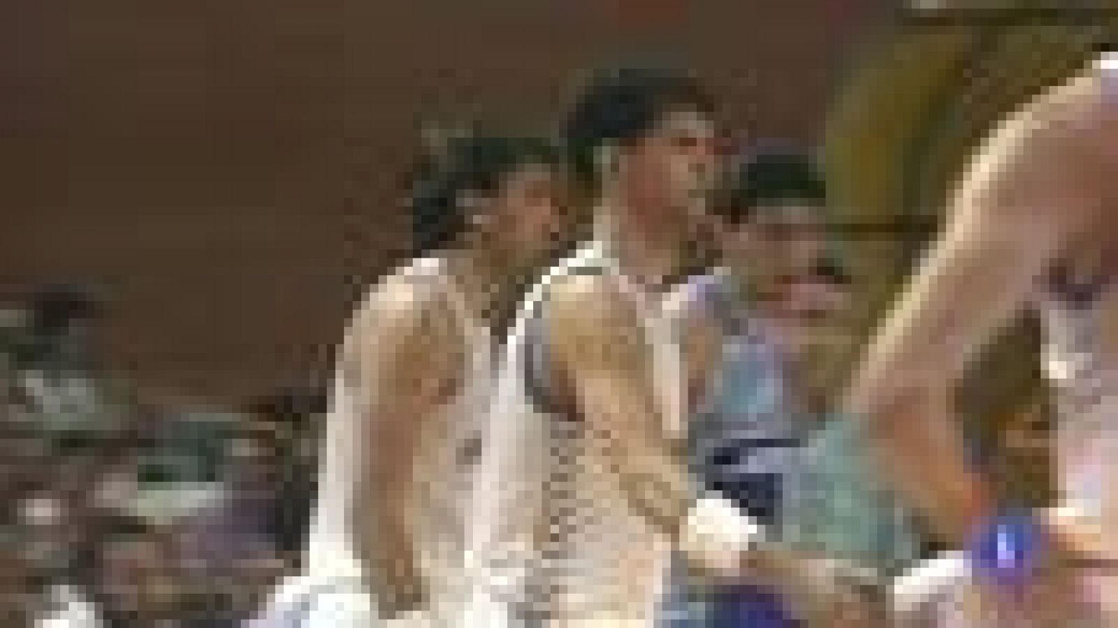 Desde hace 62 años se repite este ambiente. Pabellón lleno, emoción desbordante y maxima rivalidad entre los dos equipos madrileños. Una historia que nos ha dejado grandes momentos como los play off del 84: 121-115, tres prorrogas necesitó el Estudia