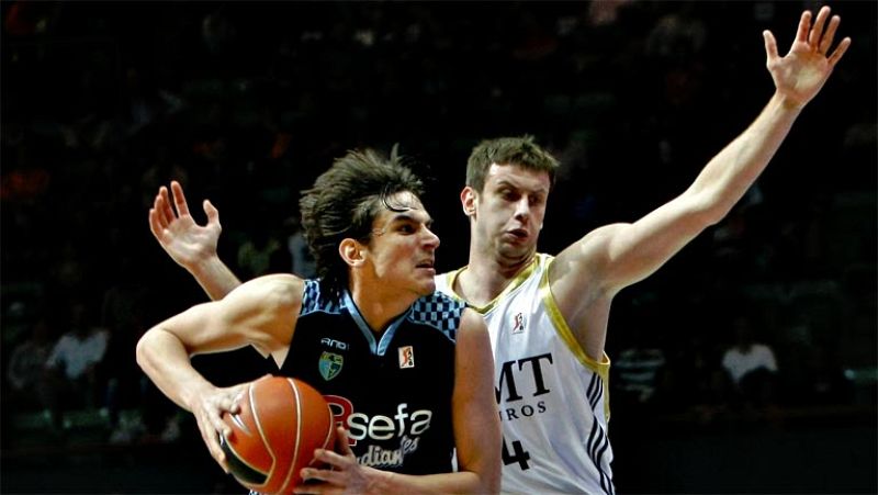 Desde hace 62 años se repite este ambiente. Pabellón lleno, emoción desbordante y maxima rivalidad entre los dos equipos madrileños. Una historia que nos ha dejado grandes momentos como los play off del 84: 121-115, tres prorrogas necesitó el Estudia