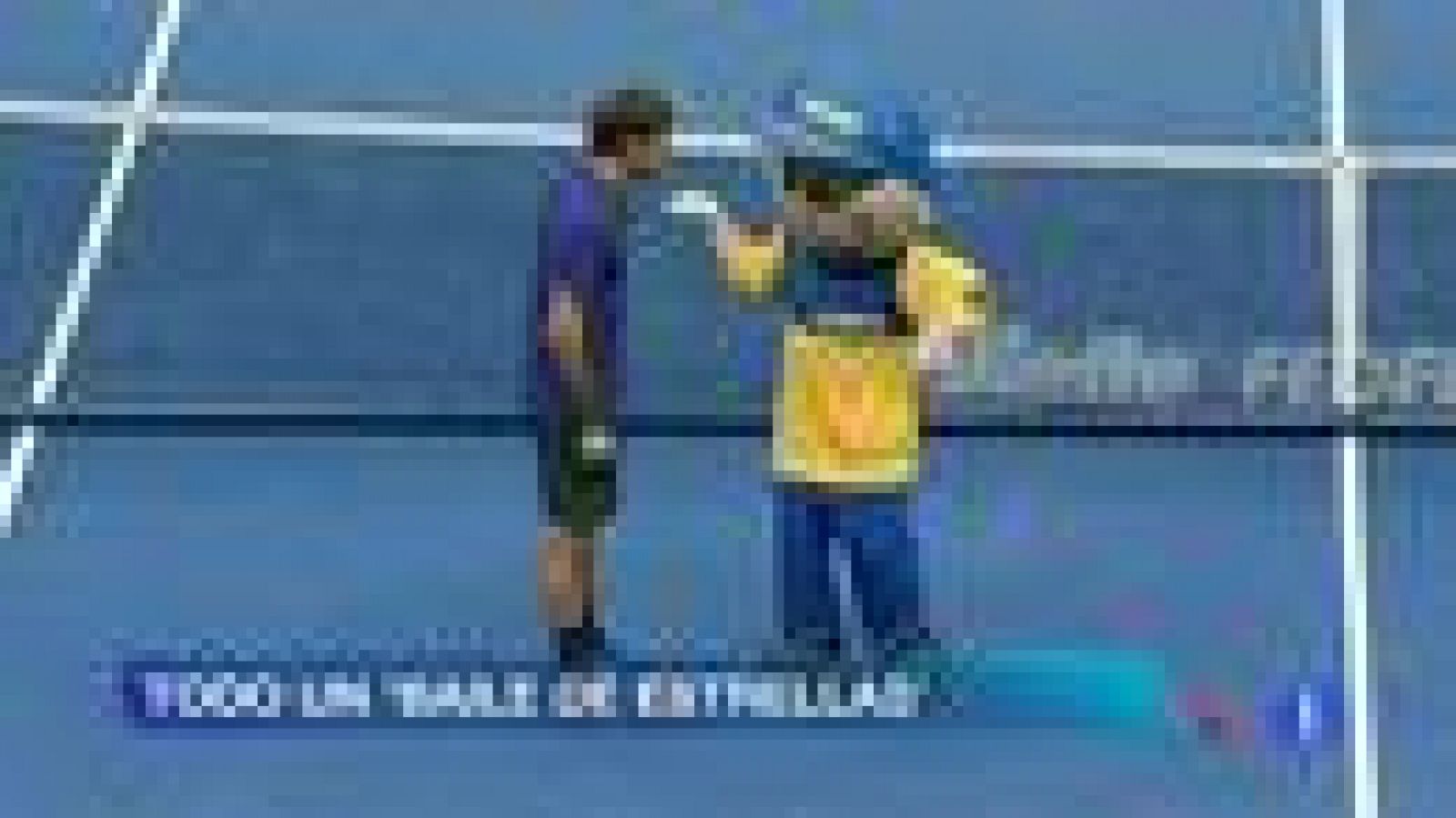 Esto no lo habíamos visto nunca, Roger Federer bailando en una pista de tenis. Unos pasitos de 'break-dance' pero dada su timidez, toda una victoria para esa mascota, desde luego. Las que no se cortaron un pelo son Serena Williams y la rusa Victoria