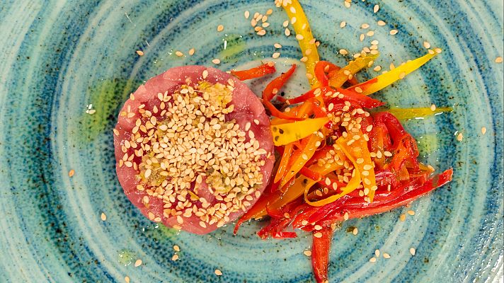 Ensalada de pimiento amarillo con tartar de atún