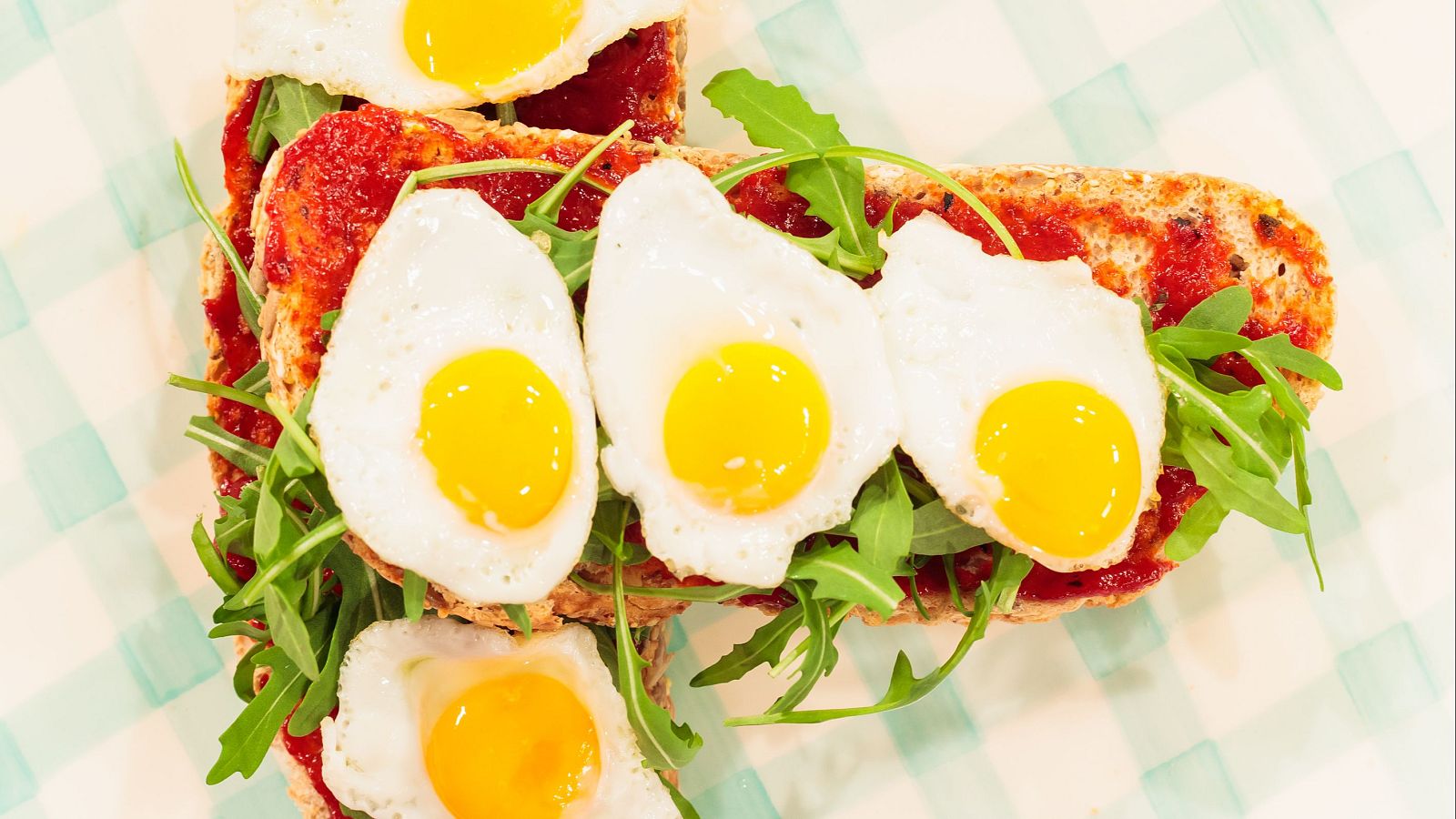 Tosta de confitura de pimiento rojo a la vainilla con huevo - Saber vivir | Ver