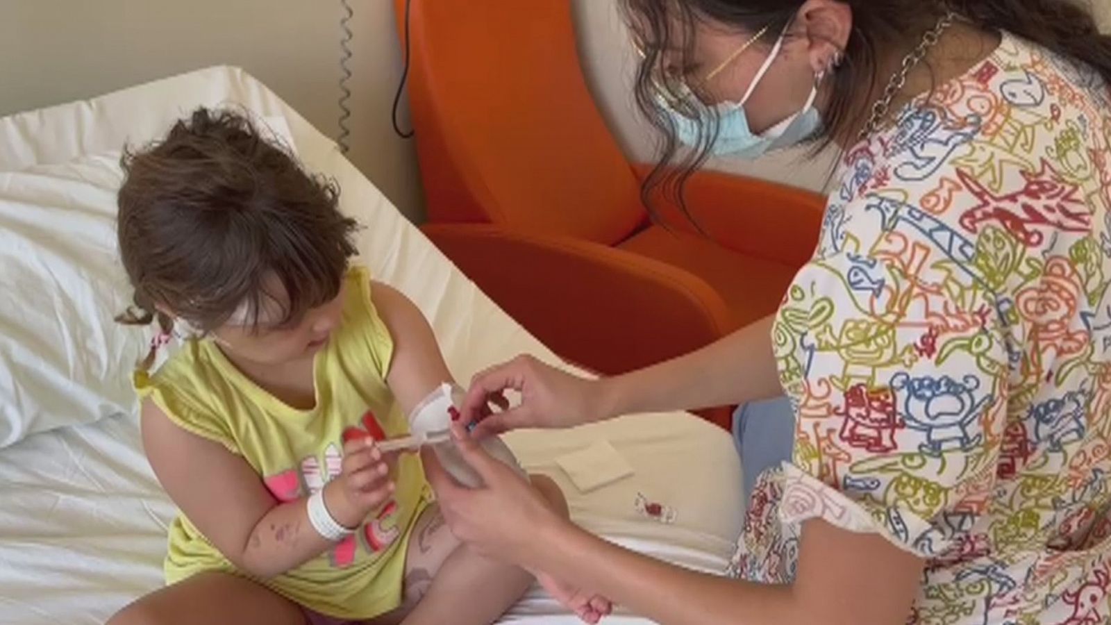 Cirurgia pionera per treure una agulla del cervell d'una nena - L'Informatiu | Veure