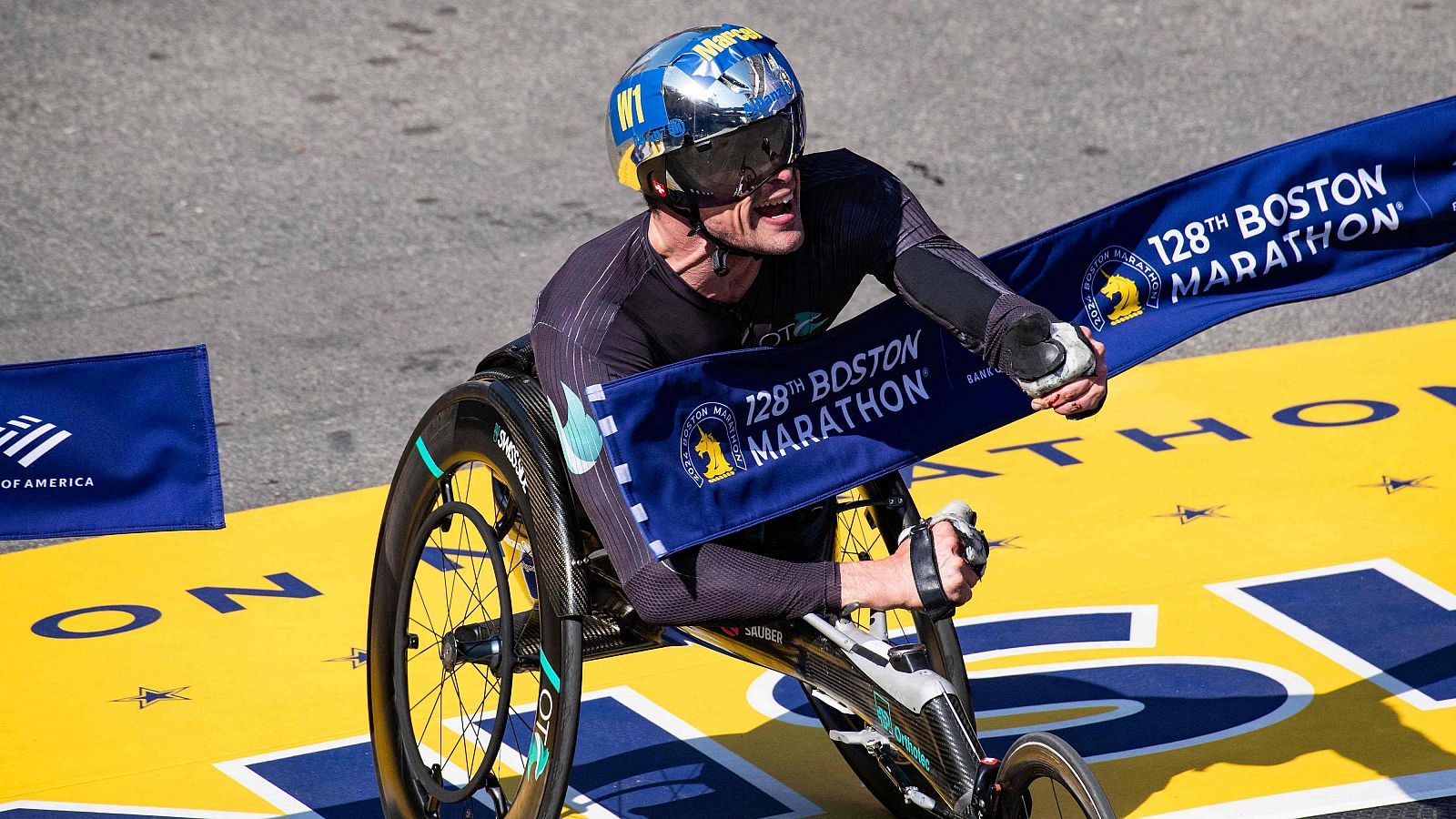 Accidente y récord en el maratón de Boston en sillas de ruedas