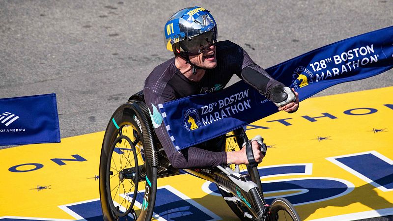 Marcel Hug, récord del maratón de Boston en sillas de ruedas a pesar de estrellarse en una curva