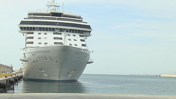 Castelló rep un creuer de luxe amb 1.200 persones a bord entre turistes i tripulació