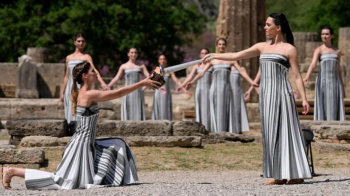 Juegos Olímpicos París 2024 - La llama olímpica ya arde hacia París 2024