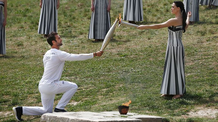 Juegos Olímpicos París 2024 - La llama olímpica va rumbo a París 2024 tras ser encendida en Grecia