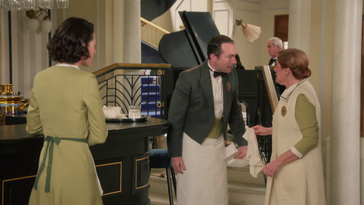 Salón de té La Moderna - Doña Lázara enfrenta a Elías y Esperanza