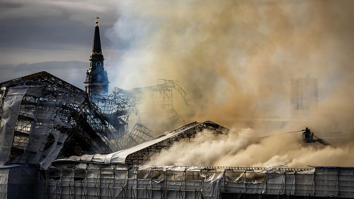 Arde el histórico edificio de la bolsa de Copenhague