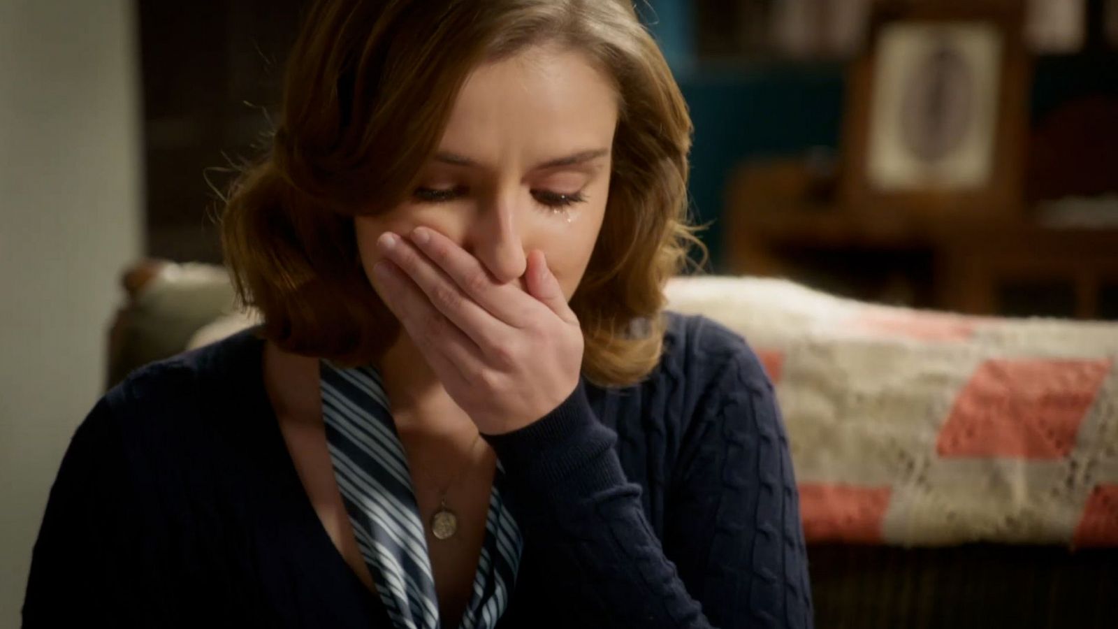 La Moderna: Medina entrega a Matilde el informe de don Jaime - Salón de té La Moderna | Ver