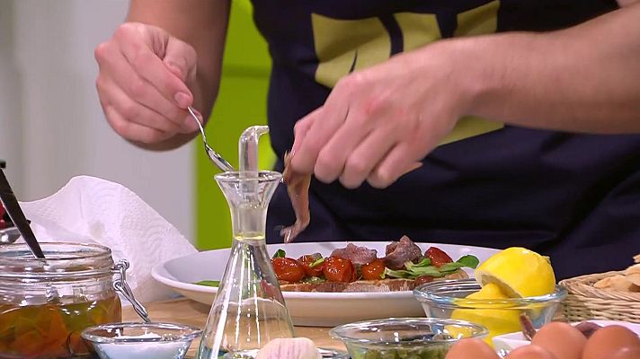 L'altaveu - Recepta de torrada de tomàquets cherry confitats, alls i anxoves