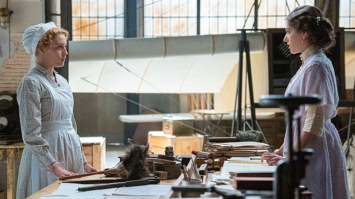 La promesa - La Promesa: Jimena encuentra las fotos en la playa de Jana y Manuel