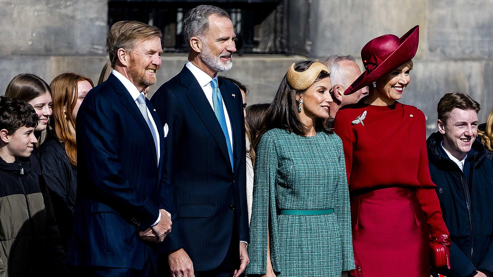 Guillermo y Máxima dan la bienvenida a los reyes de España en su visita a Países Bajos - Telediario 1 | Ver