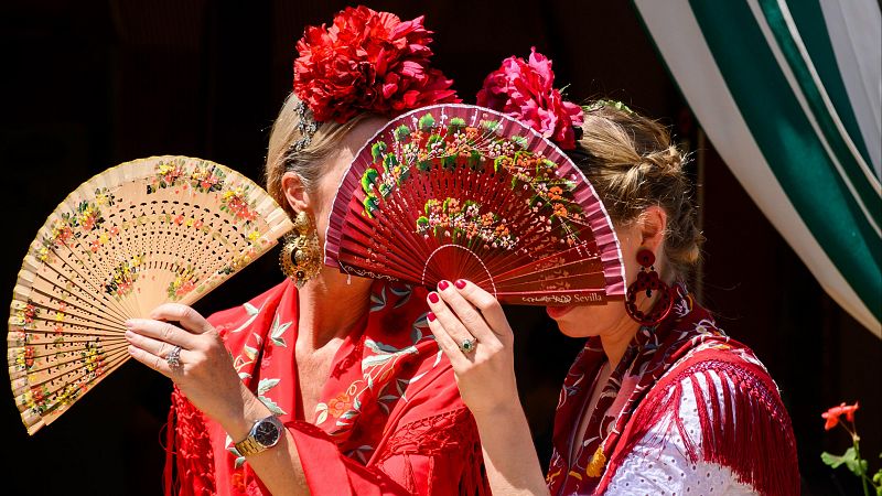 Vestirse de flamenca, una tradición que se adapta a la moda | Ver