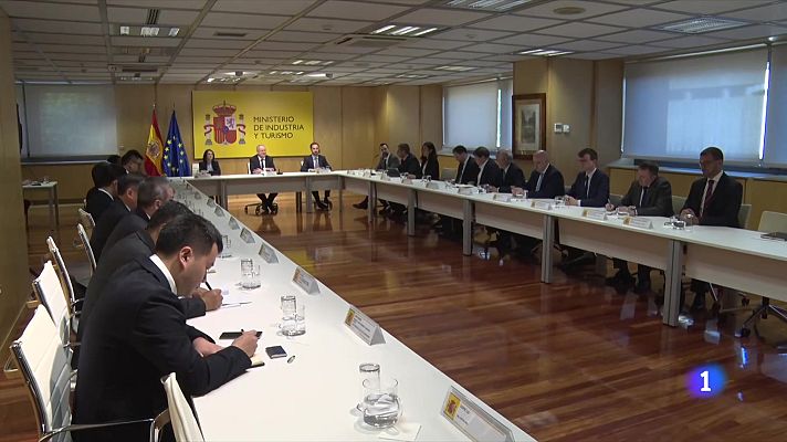 L'Informatiu - Un miler de treballadors de Nissan pendents de l'aterratge de Chery a la Zona Franca