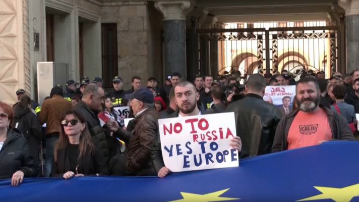 Telediario 2 - Georgia aprueba la ley de agentes extranjeros, que regulará la financiación de medios y ONG