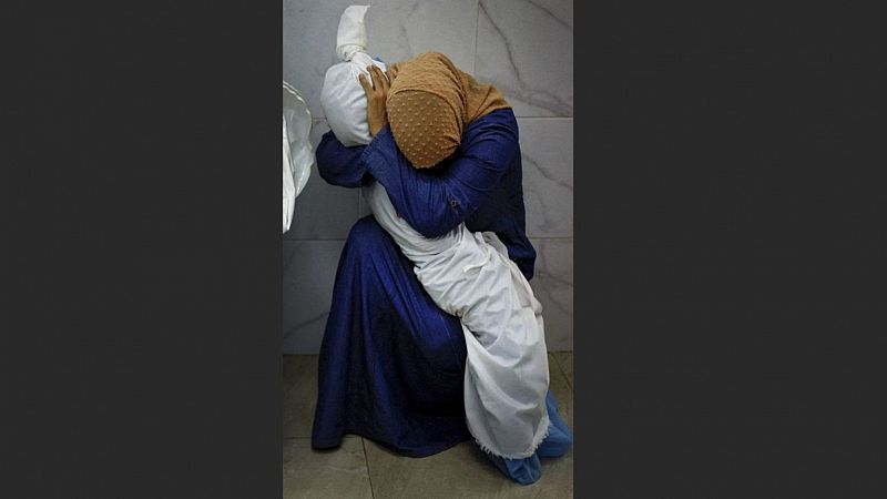El abrazo de una mujer al cadáver de su sobrina en Gaza, foto del año en el World Press Photo 2024